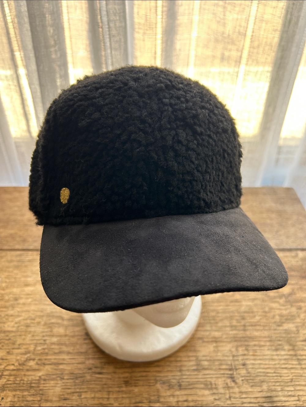Vince Camuto Black Textured Sherpa Teddy Cap OS. Cozy Streetwear Winter Hat.